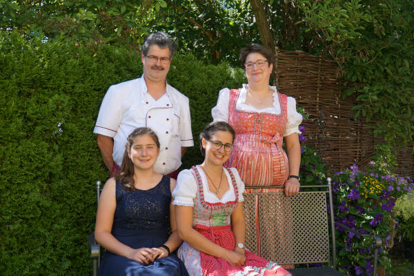 Die Gastgeberfamilie gemeinsam im Garten