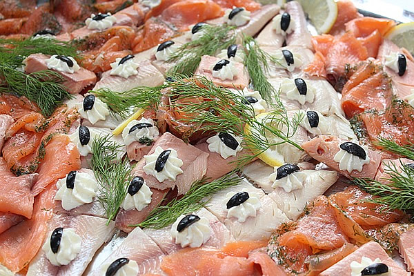 Fischplatte mit Lachs und Dill