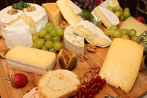 Käseplatte mit Trauben und Nüssen